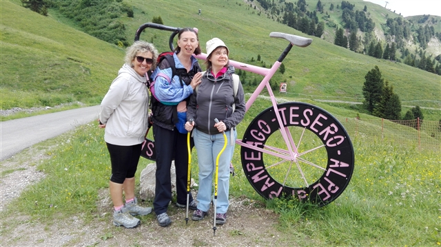 La Coccolina Giovina e Luzimar vicino alla bicicletta enorme